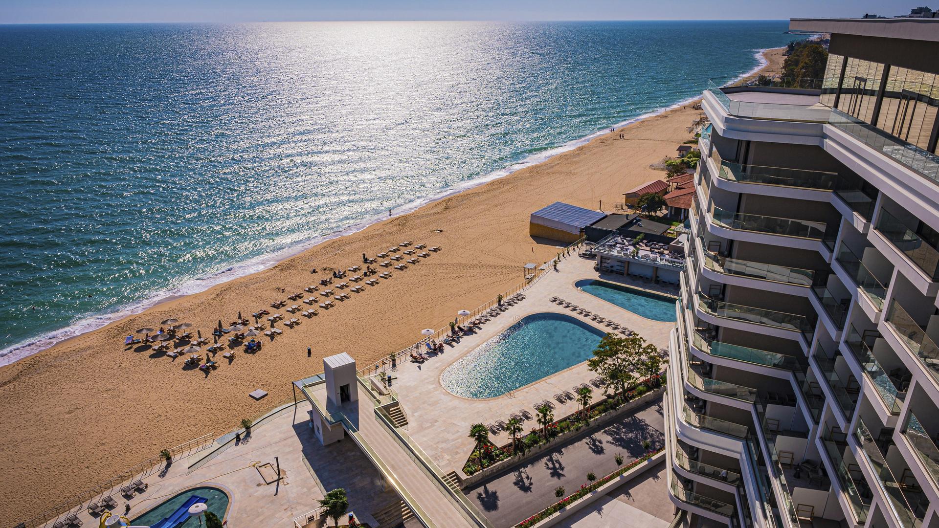 Blick auf einen Hotelkomplex mit Pool am berühmten bulgarischen Goldstrand an der Küste des Schwarzen Meeres. Blick auf einen Hotelkomplex mit Pool am berühmten bulgarischen Goldstrand an der Küste des Schwarzen Meeres.