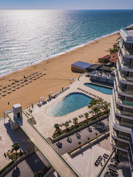 Blick auf einen Hotelkomplex mit Pool am berühmten bulgarischen Goldstrand an der Küste des Schwarzen Meeres.