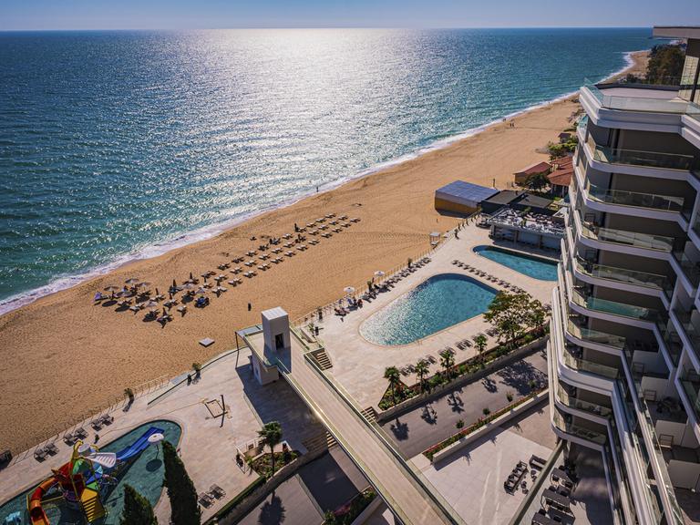 Blick auf einen Hotelkomplex mit Pool am berühmten bulgarischen Goldstrand an der Küste des Schwarzen Meeres.