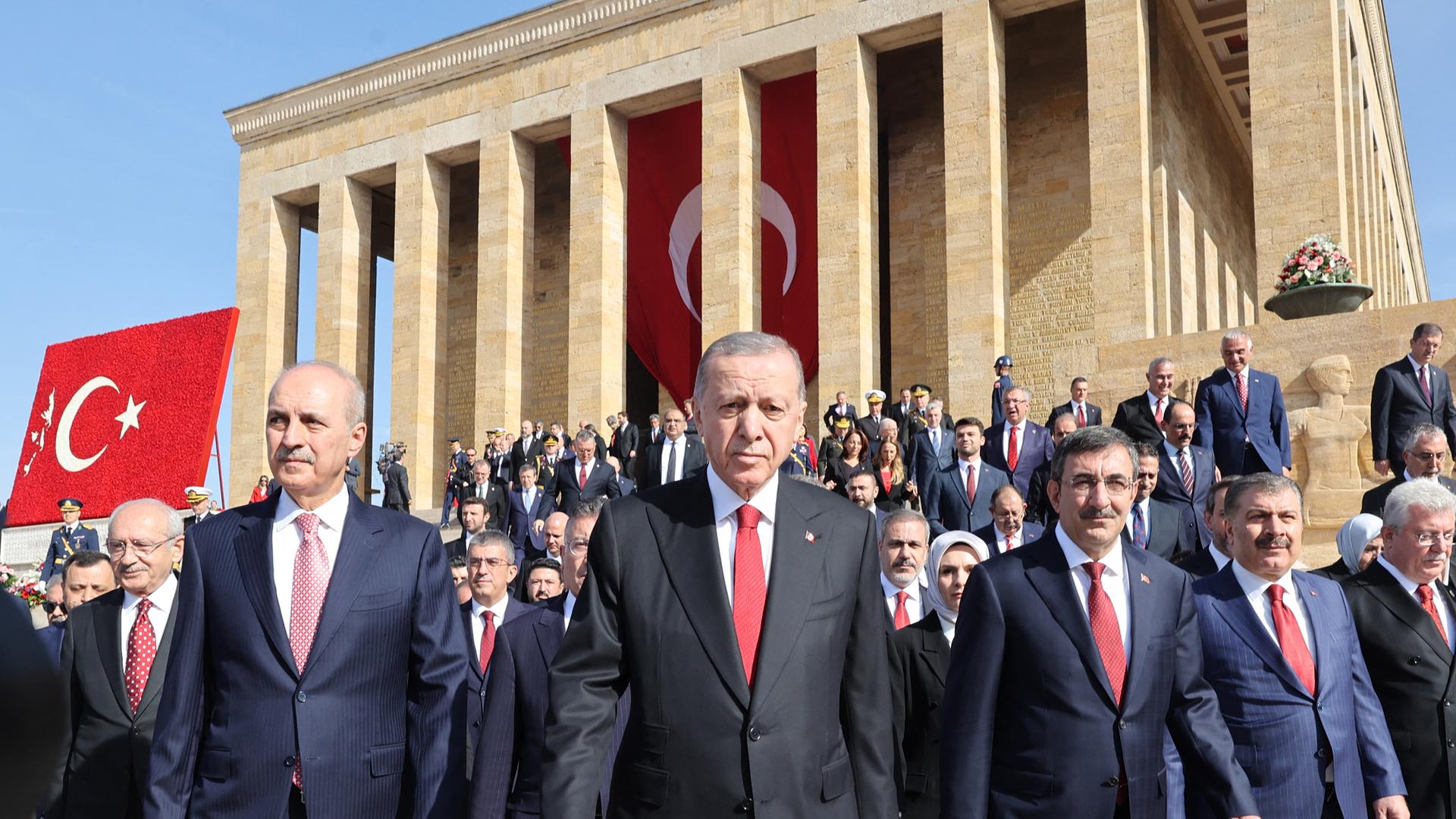 Erdogan steht zusammen mit weiteren Menschen vor dem Mausoleum von Kemal Atatürk, dem Gründer der Republik Türkei.