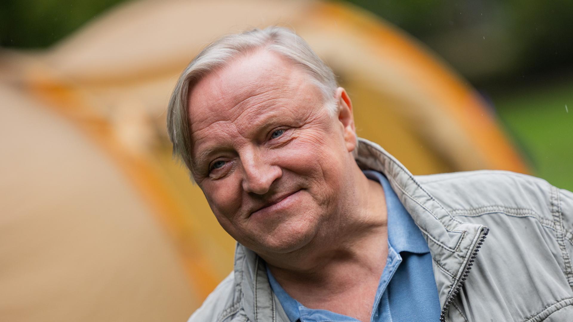 Schauspieler Axel Prahl steht als Hauptkommissar Frank Thiel am Set vom Münster "Tatort" zwischen Zelten im Park hinter dem Schloss. 