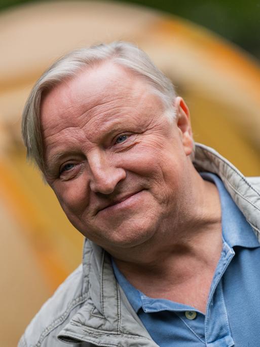 Schauspieler Axel Prahl steht als Hauptkommissar Frank Thiel am Set vom Münster "Tatort" zwischen Zelten im Park hinter dem Schloss. 