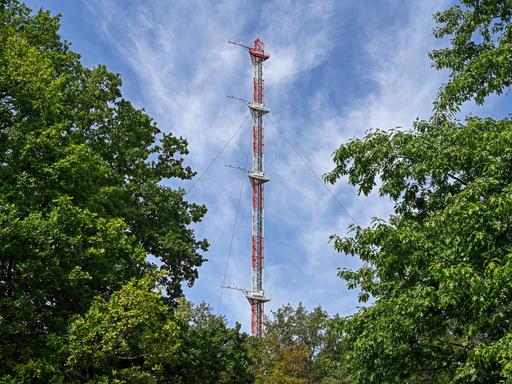 Zum Forschungszentrum Jülich gehört ein 124 Meter hoher Stahlfachwerkmast für meteorologische Messungen. Er ist in 10, 20, 30, 50, 80, 100 und 120 Metern Höhe mit Plattformen ausgestattet, welche Messgeräte tragen.