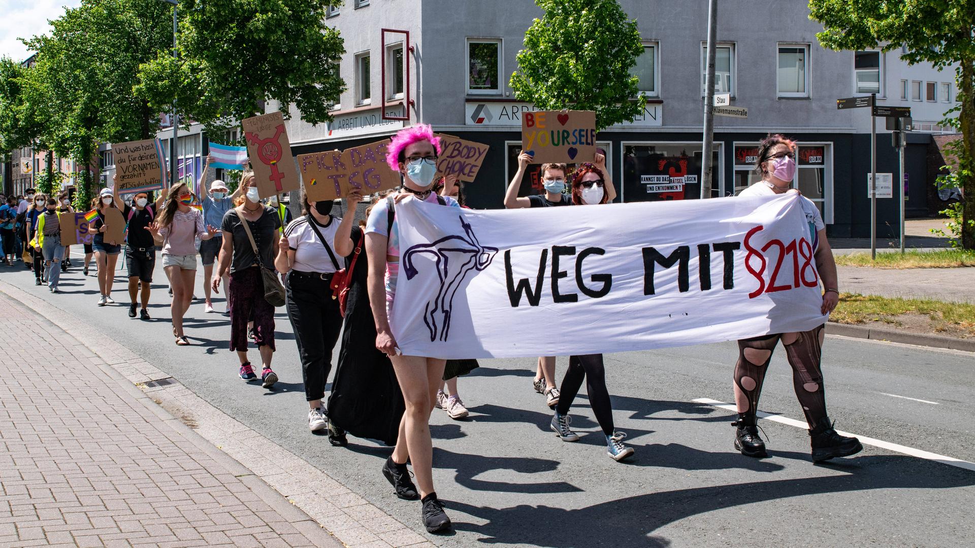Eine Demonstration in Oldenburg für körperliche und sexuelle Selbstbestimmung und gegen den Paragraph 218, der den Schwangerschaftsabbruch regelt. 