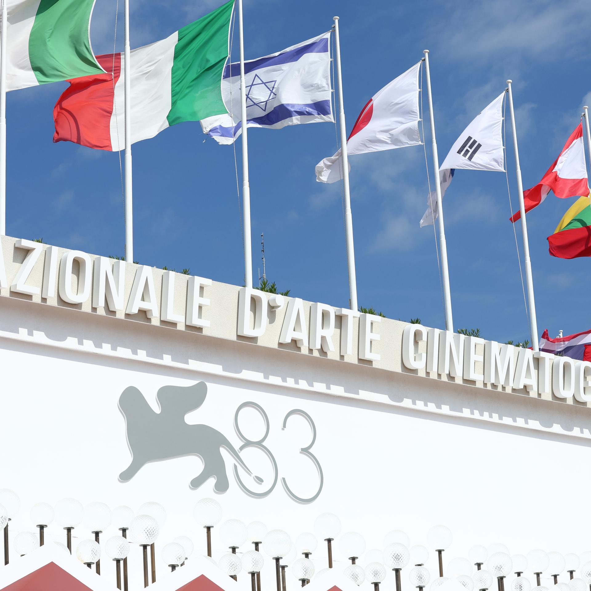 Außenansicht während der 83. Filmfestspiele von Venedig in der Sala Grande auf dem Lido von Venedig