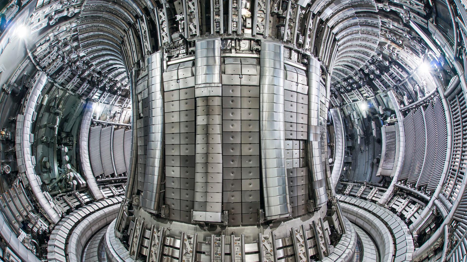 Großbritannien, Culham: Vakuumgefäß der Fusionsanlage Jet. Die Fusionsanlage Jet in Großbritannien hat einen neuen Weltrekord der Energieerzeugung aufgestellt. Großbritannien, Culham: Vakuumgefäß der Fusionsanlage Jet. Die Fusionsanlage Jet in Großbritannien hat einen neuen Weltrekord der Energieerzeugung aufgestellt.