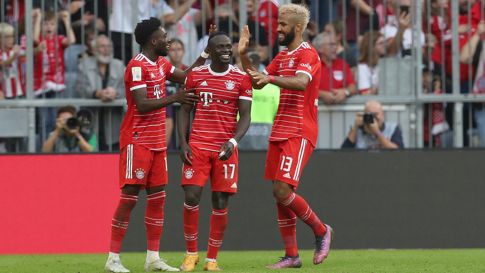 Sadio Mané feiert mit seinen Teamkollegen Alphonso Davies und Eric Maxim Choupo-Moting Sadio Mané feiert mit seinen Teamkollegen Alphonso Davies und Eric Maxim Choupo-Moting