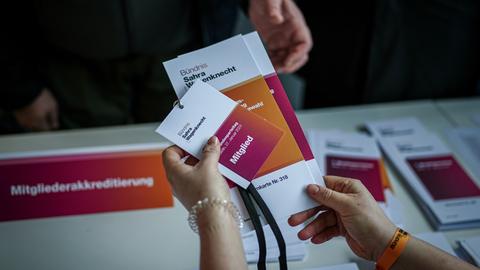 Parteiunterlagen des "Bündnis Sahra Wagenknecht - für Vernunft und Gerechtigkeit" werden verteilt.