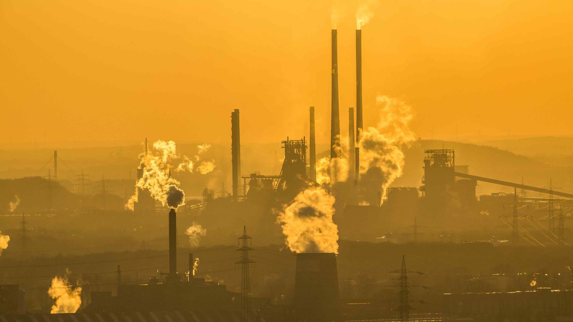 Kulisse der ThyssenKrupp Steel Stahlwerke im Stahlstandort Duisburg Bruckhausen, Hochöfen