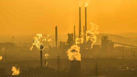 Kulisse der ThyssenKrupp Steel Stahlwerke im Stahlstandort Duisburg Bruckhausen, Hochöfen. Kulisse der ThyssenKrupp Steel Stahlwerke im Stahlstandort Duisburg Bruckhausen, Hochöfen.