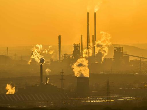 Kulisse der ThyssenKrupp Steel Stahlwerke im Stahlstandort Duisburg Bruckhausen, Hochöfen.