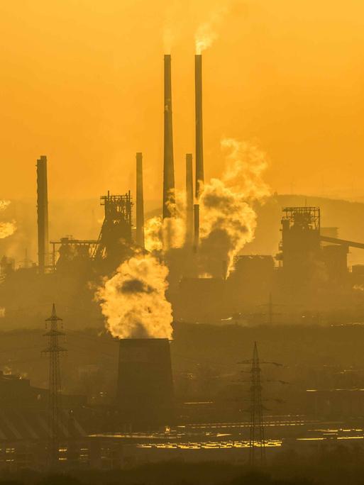 Kulisse der ThyssenKrupp Steel Stahlwerke im Stahlstandort Duisburg Bruckhausen, Hochöfen.