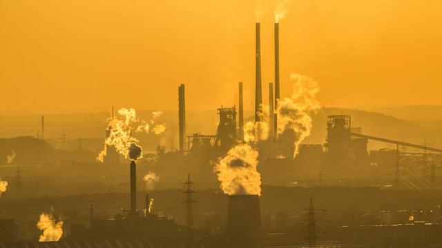 Kulisse der ThyssenKrupp Steel Stahlwerke im Stahlstandort Duisburg Bruckhausen, Hochöfen.