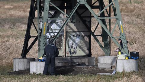 Spreenhagen: Polizei ermittelt an einem beschädigten Strommasten auf einem Feld.