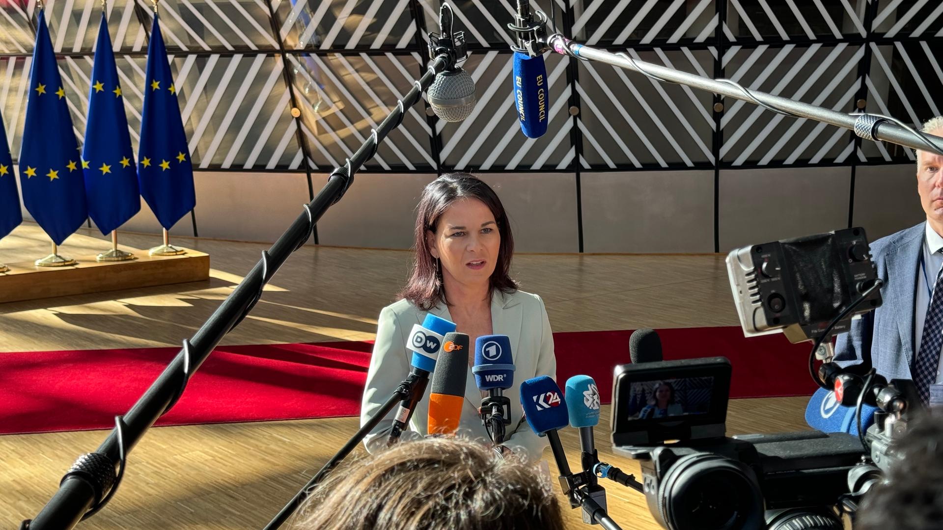Brüssel: Bundesaußenministerin Annalena Baerbock (Grüne) beantwortet Fragen von Journalisten vor Beginn des EU-Außenministertreffens in Brüssel.
