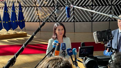 Brüssel: Bundesaußenministerin Annalena Baerbock (Grüne) beantwortet Fragen von Journalisten vor Beginn des EU-Außenministertreffens in Brüssel.