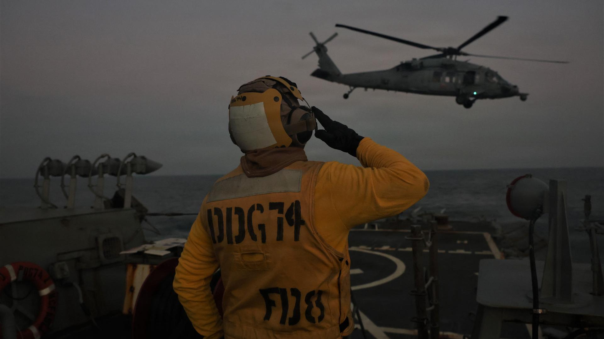 Ein Hubschrauber landet an einem Stützpunkt der US-Marine am arabischen Golf