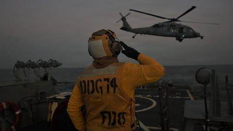 Ein Hubschrauber landet an einem Stützpunkt der US-Marine am arabischen Golf