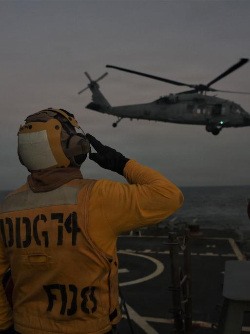 Ein Hubschrauber landet an einem Stützpunkt der US-Marine am arabischen Golf