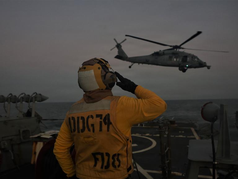 Ein Hubschrauber landet an einem Stützpunkt der US-Marine am arabischen Golf
