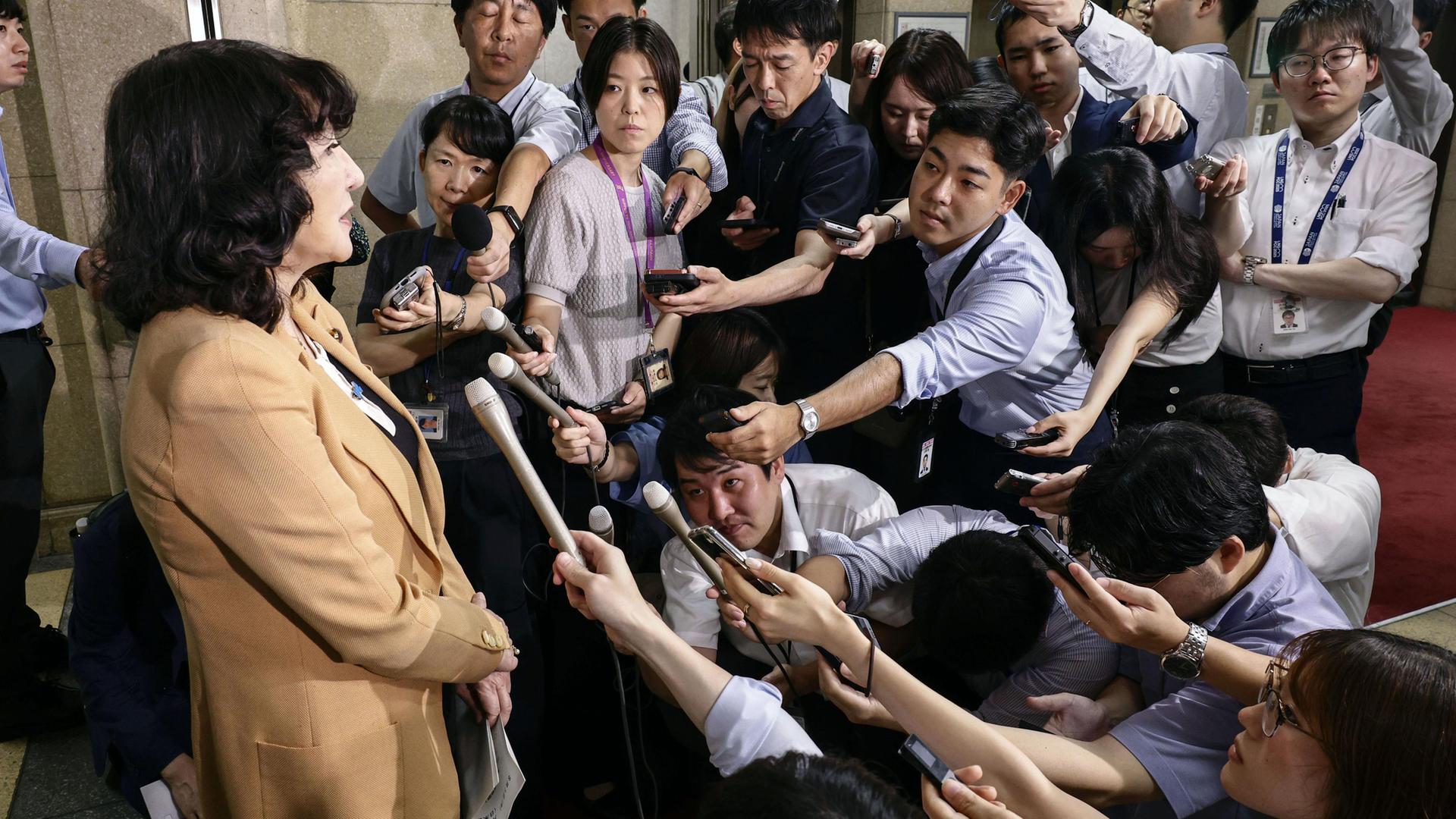 Tokio: Die japanische Finanzministerin Katayama äußert sich im Finanzministerium zu einer koordinierten Intervention Japans und der USA auf dem Devisenmarkt, bei der Yen gekauft wurden, um die japanische Währung zu stärken. Tokio: Die japanische Finanzministerin Katayama äußert sich im Finanzministerium zu einer koordinierten Intervention Japans und der USA auf dem Devisenmarkt, bei der Yen gekauft wurden, um die japanische Währung zu stärken.