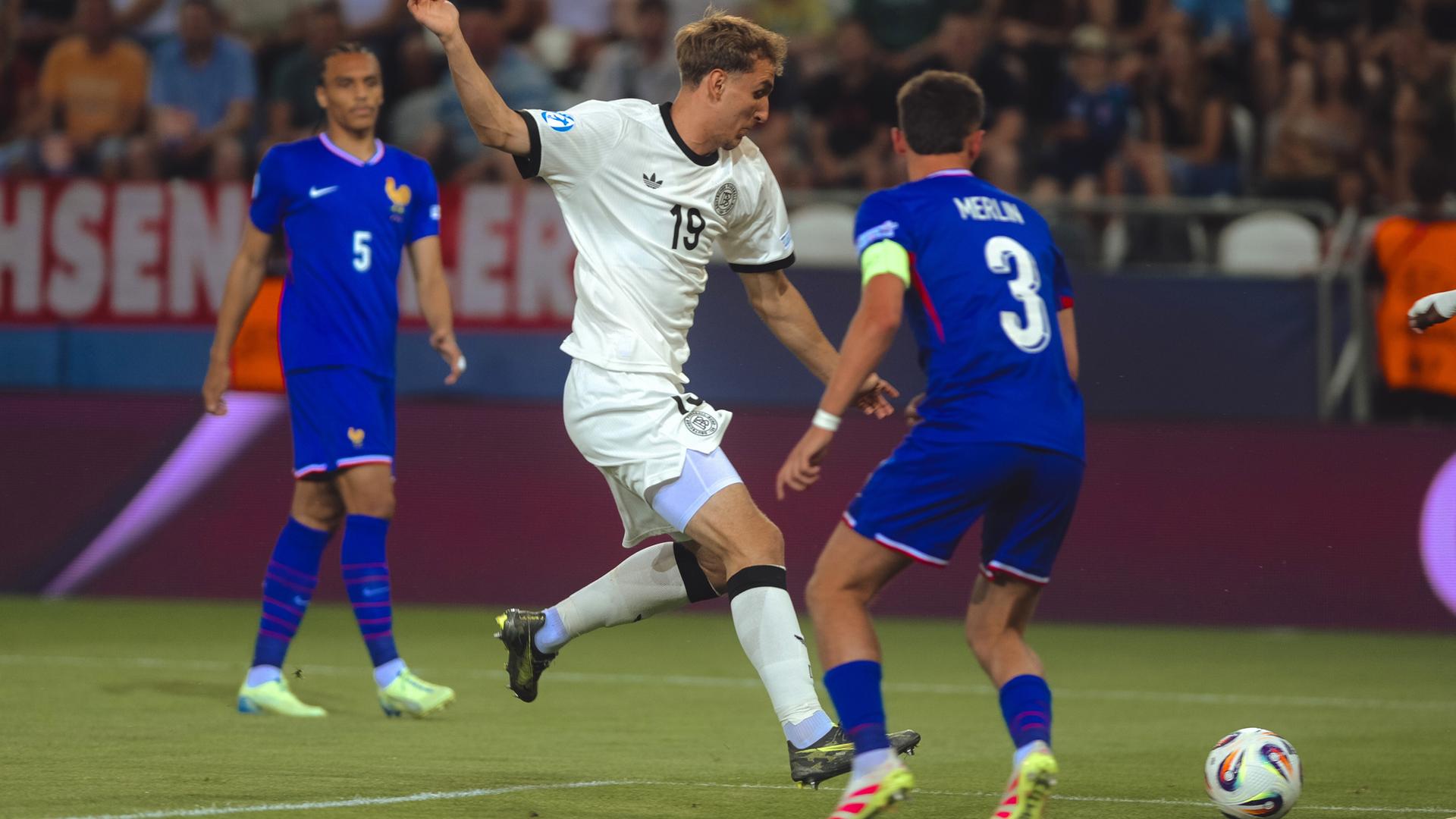 Fußball, U21, EM: Deutschland spielt im Halbfinale gegen Frankreich. Der deutsche Spieler Nelson Weiper kämpft mit dem Franzosen Quentin Merlin um den Ball. Fußball, U21, EM: Deutschland spielt im Halbfinale gegen Frankreich. Der deutsche Spieler Nelson Weiper kämpft mit dem Franzosen Quentin Merlin um den Ball.