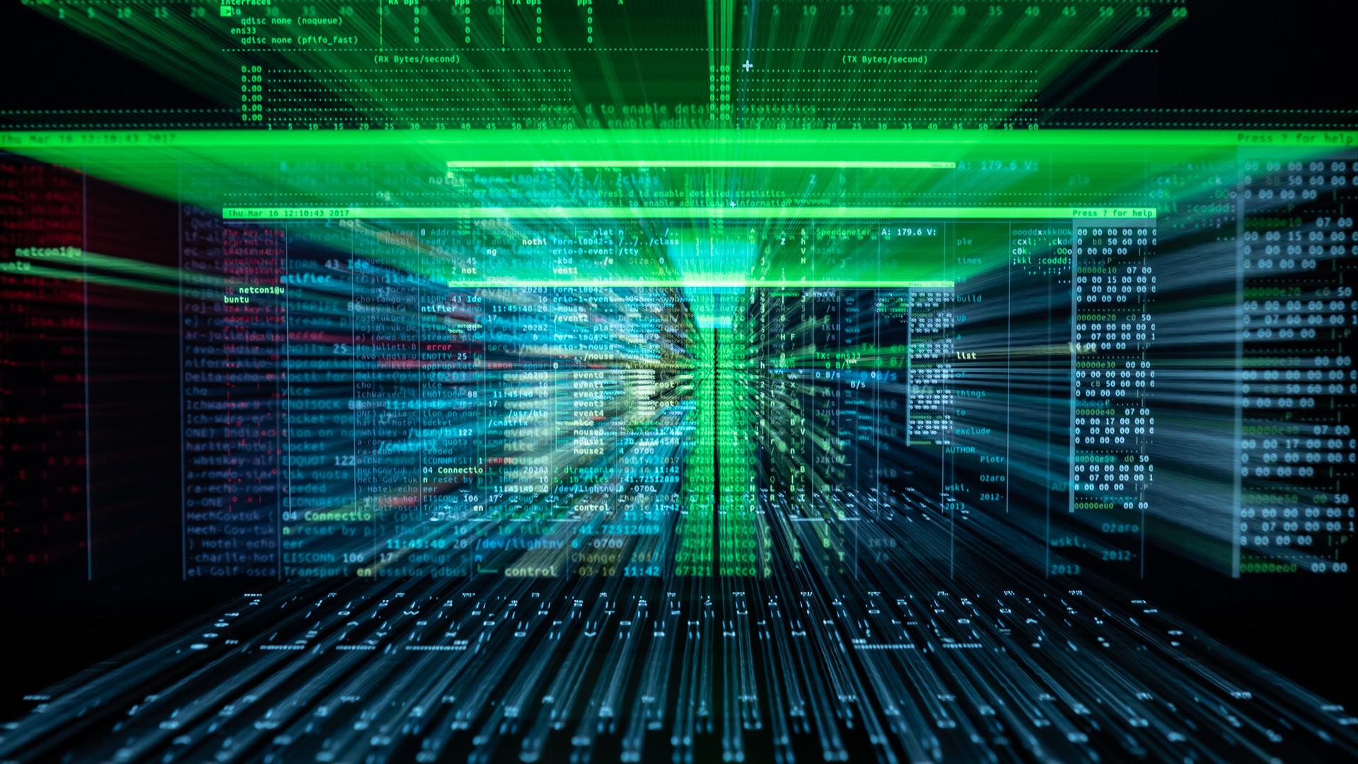Eine Hackersoftware ist auf einem Laptop geöffnet. Die Aufnahme zeigt durch eine Langzeitbelichtung unscharfem und viele Datennamen. 