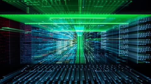 Eine Hackersoftware ist auf einem Laptop geöffnet. Die Aufnahme zeigt durch eine Langzeitbelichtung unscharfem und viele Datennamen. 