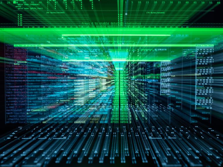 Eine Hackersoftware ist auf einem Laptop geöffnet. Die Aufnahme zeigt durch eine Langzeitbelichtung unscharfem und viele Datennamen. Eine Hackersoftware ist auf einem Laptop geöffnet. Die Aufnahme zeigt durch eine Langzeitbelichtung unscharfem und viele Datennamen.