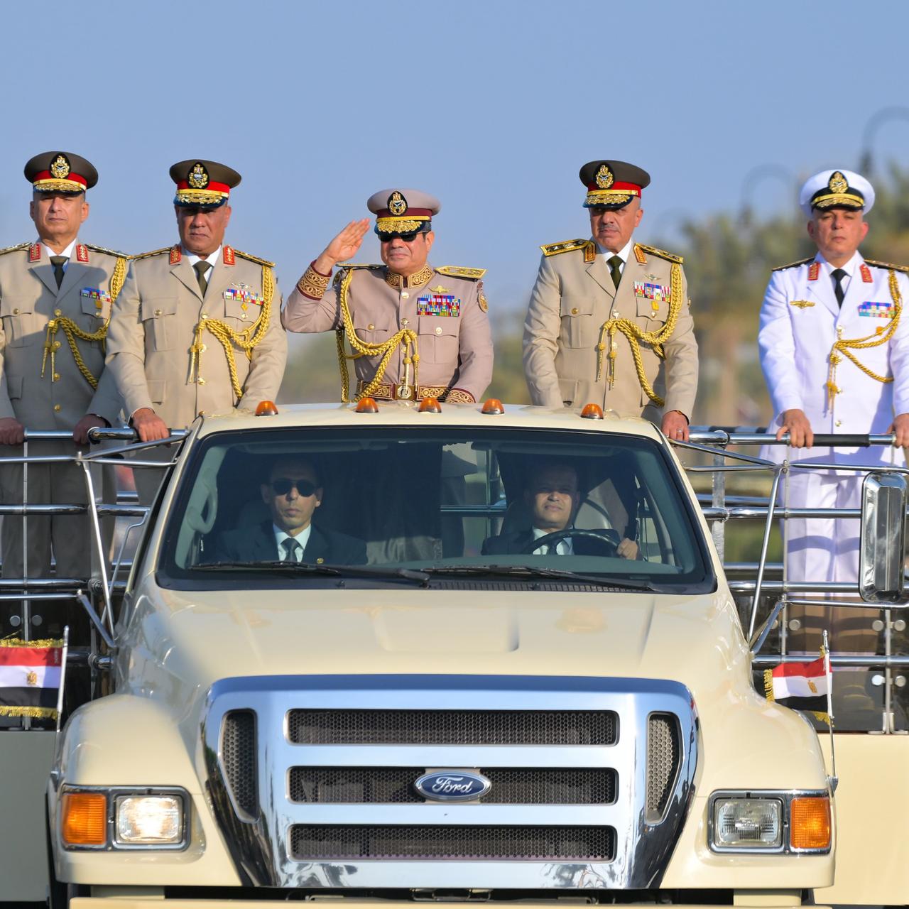Der ägyptische Präsident Abdel Fattah El-Sisi fährt in einem offenen zeremoniellen Fahrzeug, begleitet von führenden Militärs während der offiziellen Einweihung des neuen strategischen Kommandozentrums.