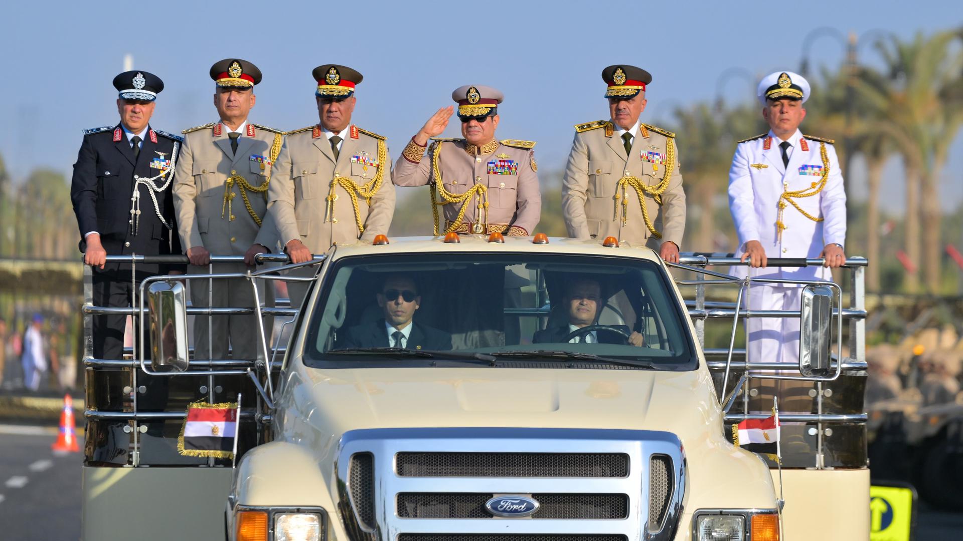Der ägyptische Präsident Abdel Fattah El-Sisi fährt in einem offenen zeremoniellen Fahrzeug, begleitet von führenden Militärs während der offiziellen Einweihung des neuen strategischen Kommandozentrums.