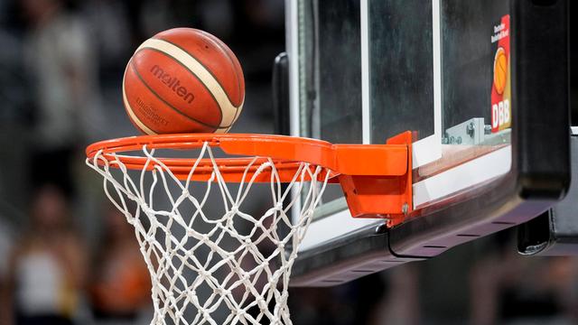 Ein Ball der Marke molten auf den Weg in den Korb, Korberfolg, offizieller Spielball
