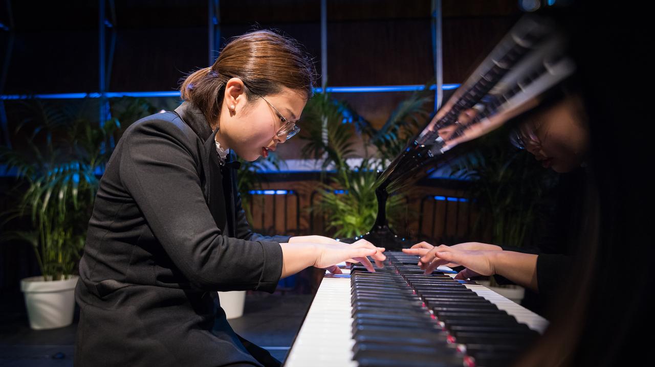 Yumeka Nakagawa spielt eine technisch raffinierte Stelle am Klavier mit durchtrainierten Fingern.