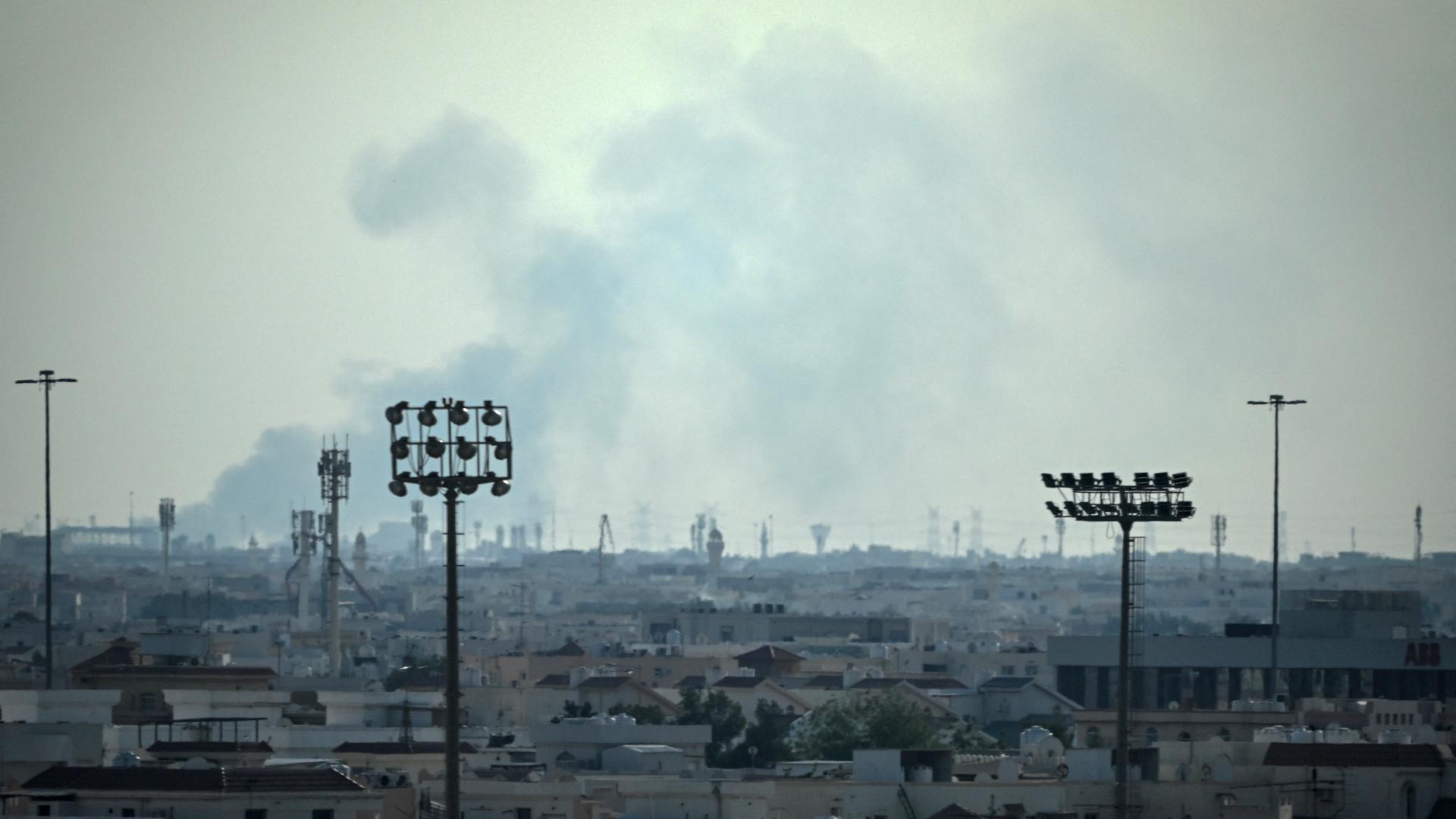 Rauch steigt auf über der Al Udeid Air Base in Doha am 28.02.2026.