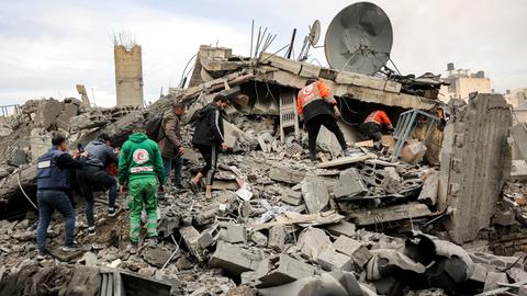 Das Bild zeigt ein zerstörtes Wohnhaus in Gaza-Stadt nach einem israelischen Luftangriff