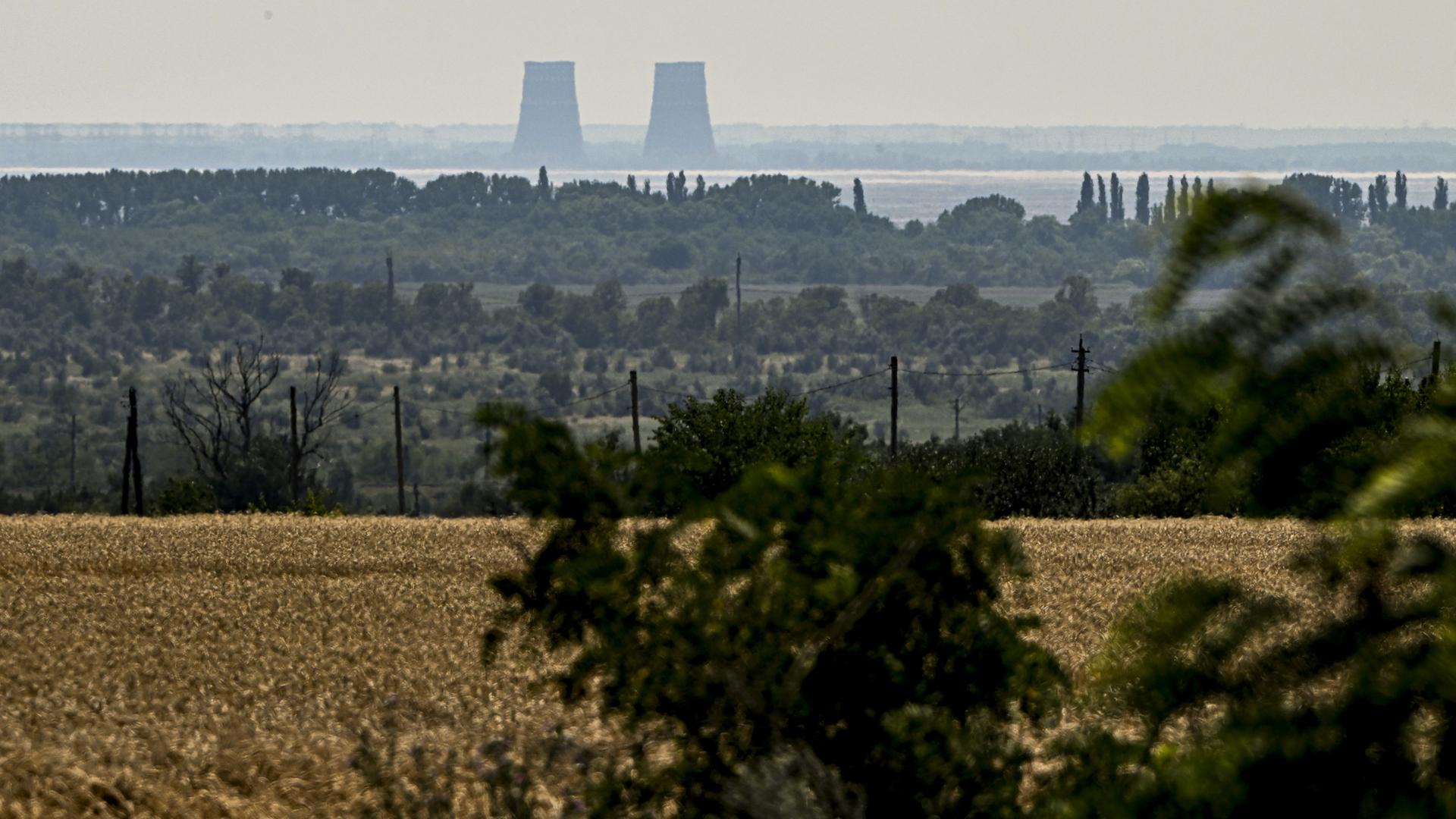 Die beiden Kühltürme des ukrainischen Atomkraftwerks Saporischschja, das auf russisch besetztem Gebiet liegt. 