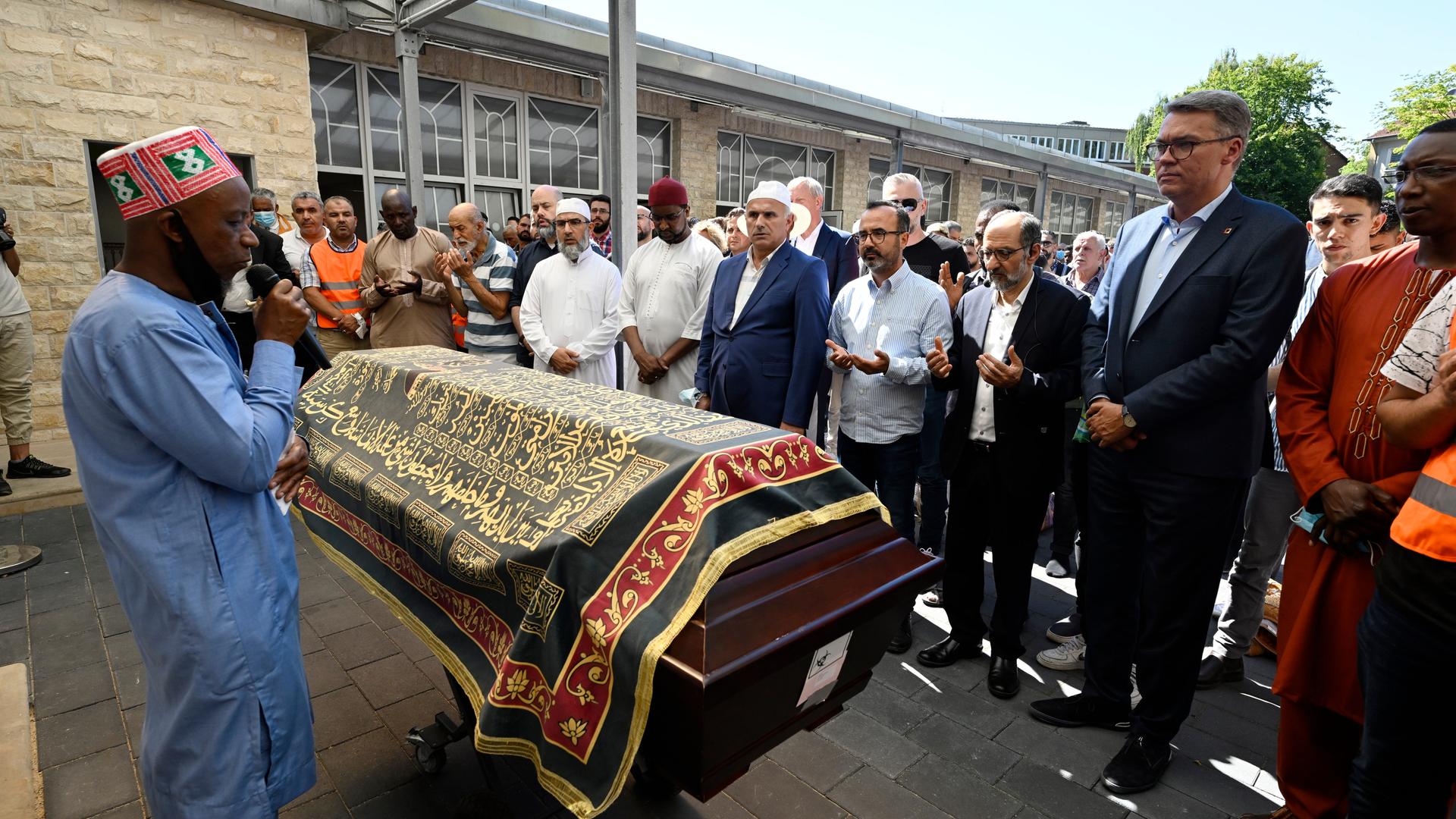 Im Beisein von Dortmunds Oberbürgermeister Thomas Westphal findet in der Abu-Bakr-Moschee ein Trauergottesdienst statt. Die dortige Gemeinde feiert mit dem Gedenkgottesdienst Abschied von dem bei einem Polizeieinsatz getöteten Jugendlichen.