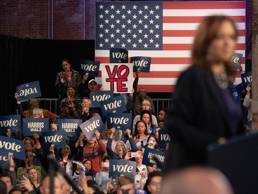 Kamala Harris steht vor dem Publikum eines Wahlkampfveranstaltung.