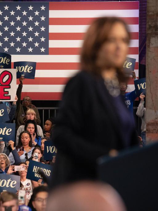 Kamala Harris steht vor dem Publikum eines Wahlkampfveranstaltung.