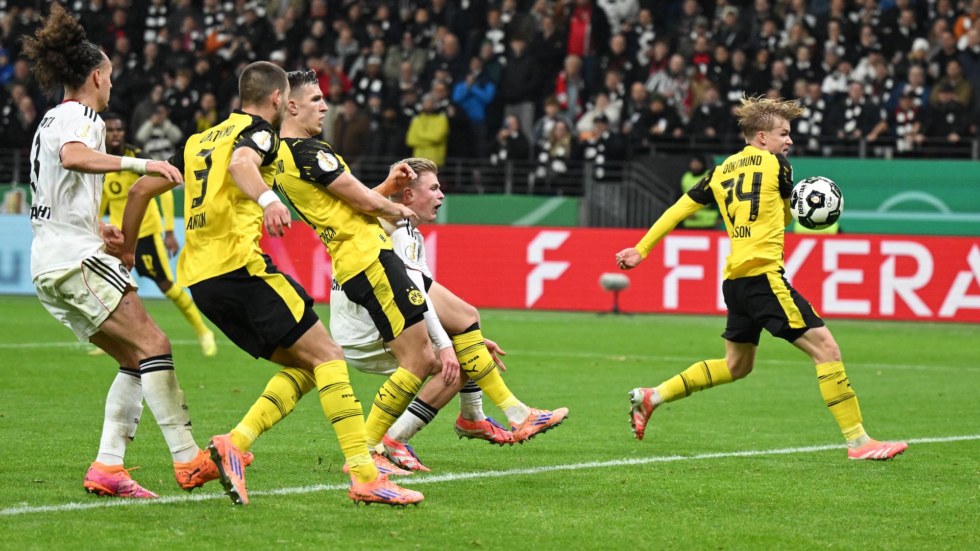 Szene im Dortmunder Strafraum beim Schuss des Frankfurters Jonathan Burkhardt. Sein Treffer wird jedoch nicht anerkannt. Im Bild schauen die Spieler dem Ball nach dem Schuss hinterher. Szene im Dortmunder Strafraum beim Schuss des Frankfurters Jonathan Burkhardt. Sein Treffer wird jedoch nicht anerkannt. Im Bild schauen die Spieler dem Ball nach dem Schuss hinterher.