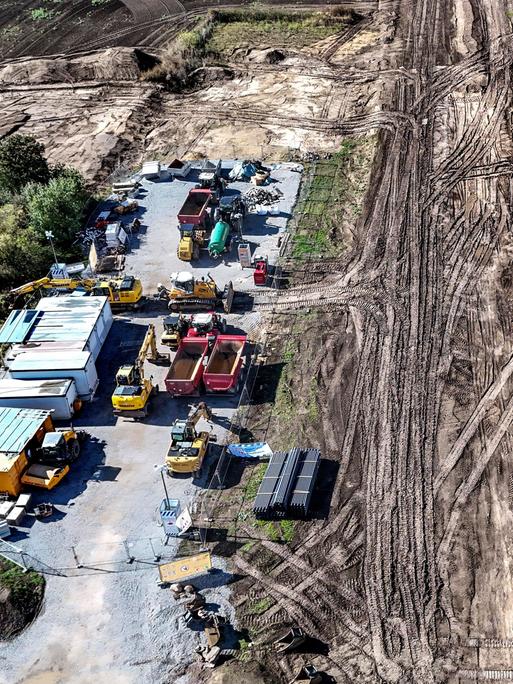 In der Vogelperspektive sieht man auf dem Intel-Baugrundstück bei Magdeburg ein paar Bagger, einige Container und viel Schlamm.