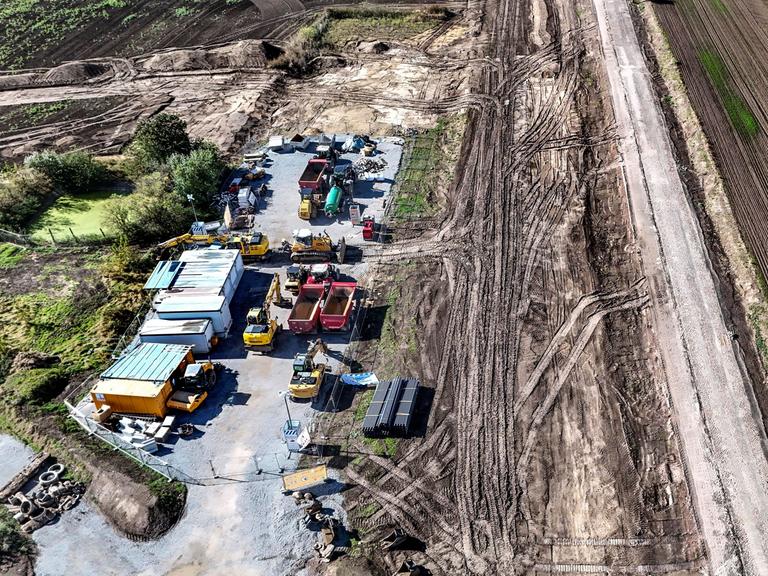 In der Vogelperspektive sieht man auf dem Intel-Baugrundstück bei Magdeburg ein paar Bagger, einige Container und viel Schlamm.