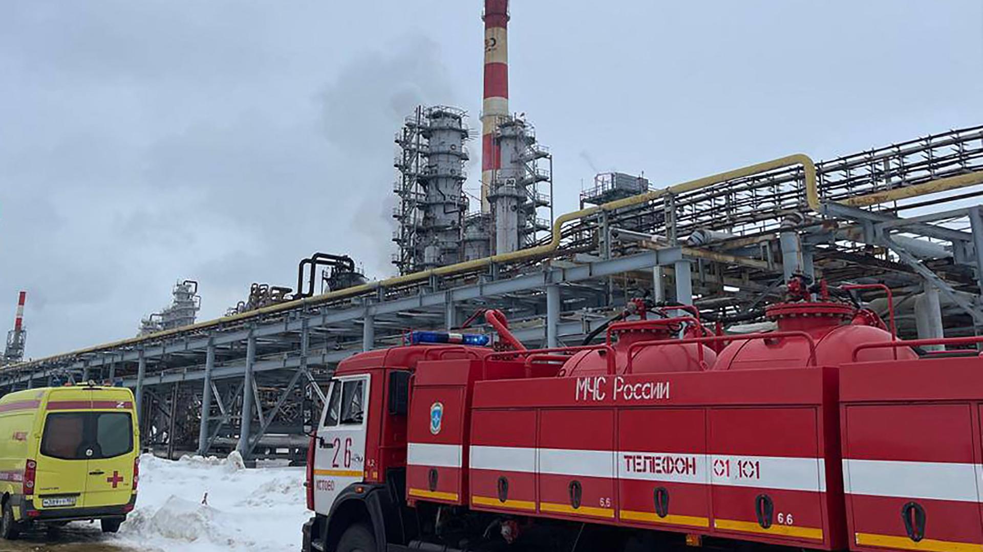 Ein Rettungswagen und Feuerwehr stehen vor der Raffiniere bei Nischni in Russland.