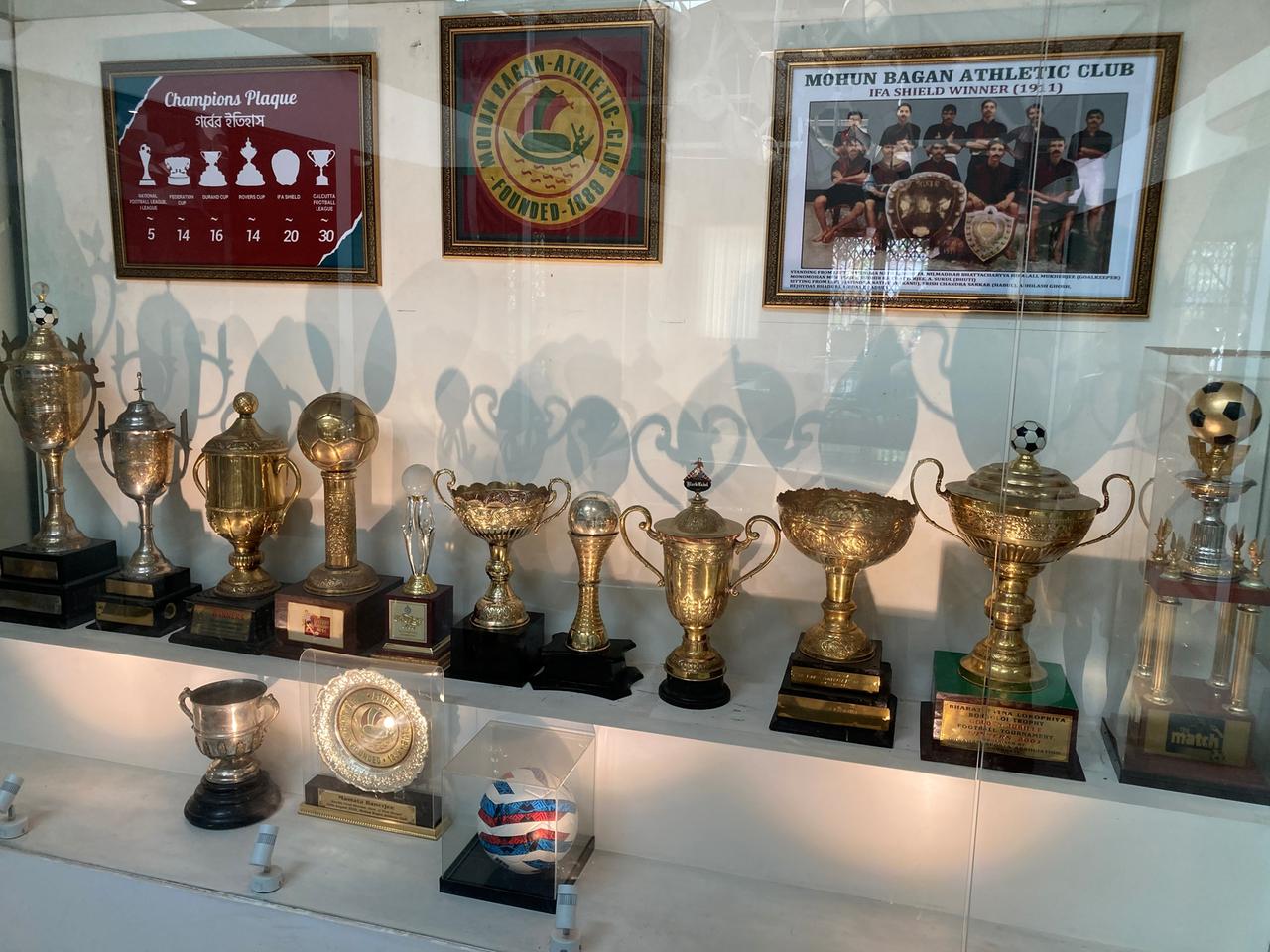 Die Titelvitrine von Mohun Bagan weist die meisten Titel im indischen Vereinsfußball auf.