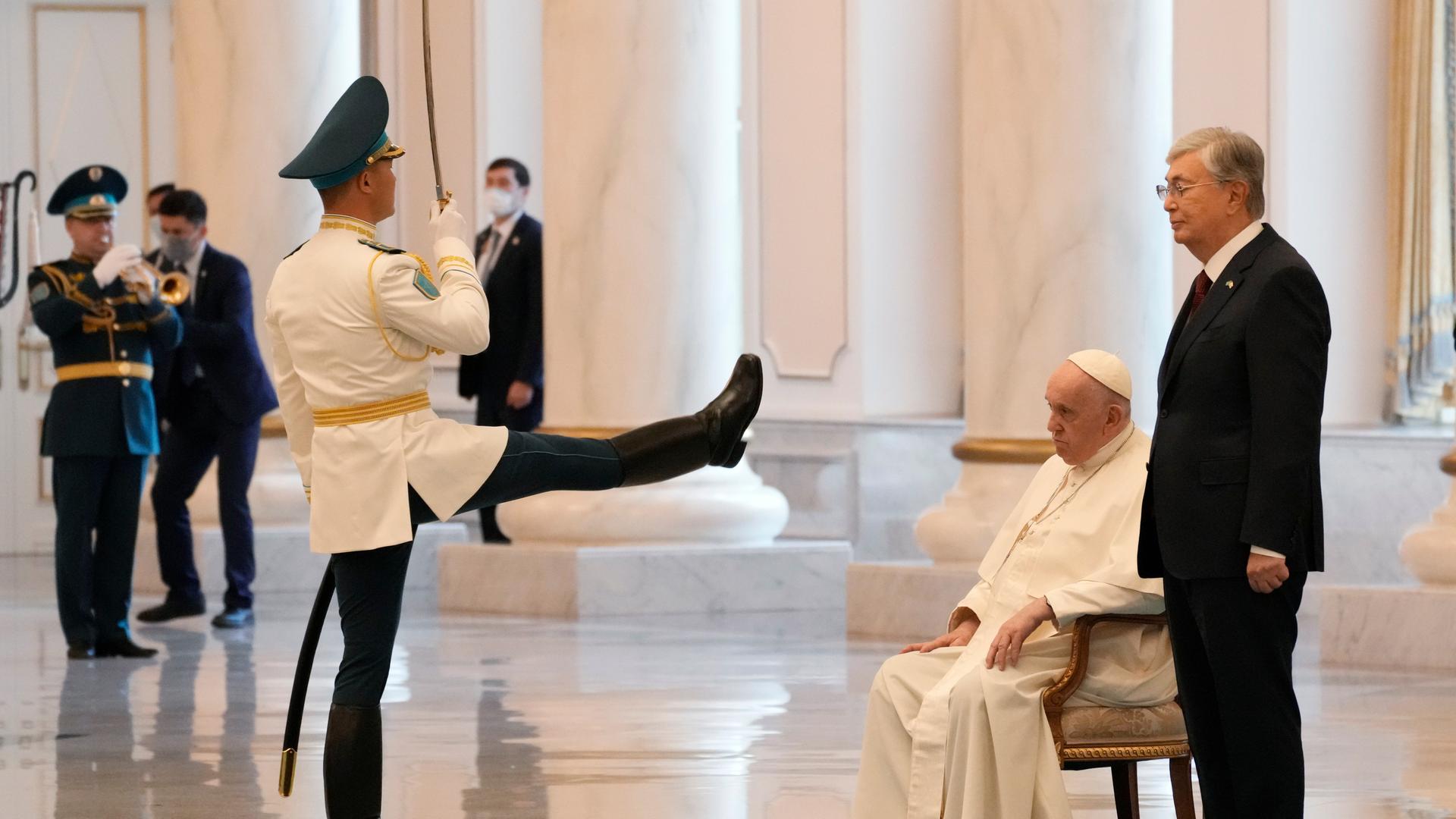 Papst Franziskus nimmt an der Begrüßungszeremonie im Präsidentenpalast in Kasachstan Teil. Er sitzt auf einem Stuhl und schaut sich die Zeremonie an. Papst Franziskus nimmt an der Begrüßungszeremonie im Präsidentenpalast in Kasachstan Teil. Er sitzt auf einem Stuhl und schaut sich die Zeremonie an.