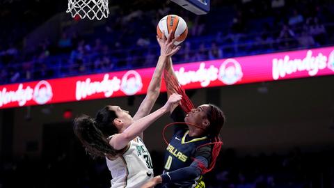 Breanna Stewart von den New York Liberty und Satou Sabally von den Dallas Wings kämpfen in der WNBA um den Basketball. 