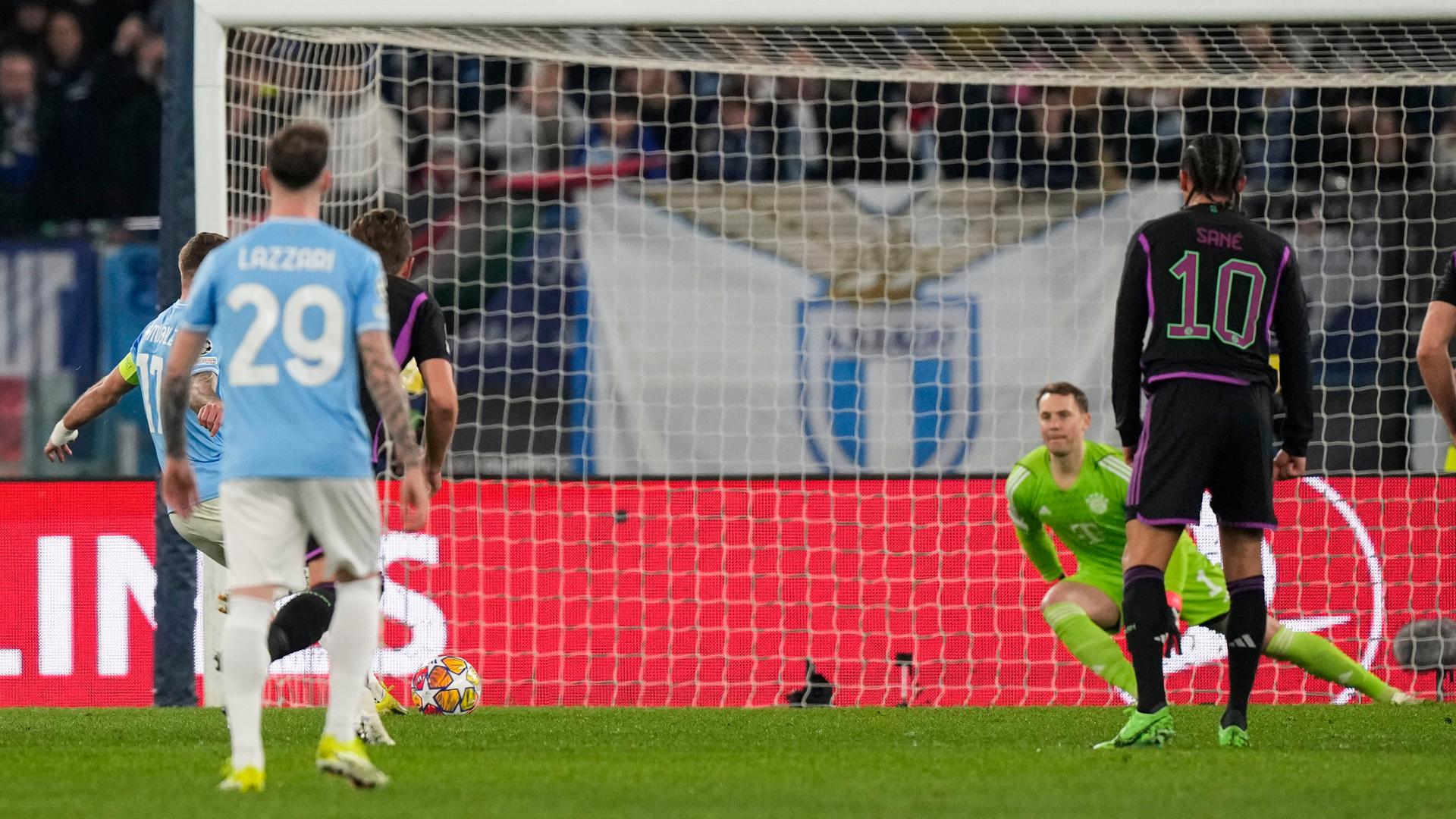 Ciro Immobile verwandelt einen Elfmeter für Lazio Rom im Champions-League-Achtelfinalspiel gegen Bayern München.