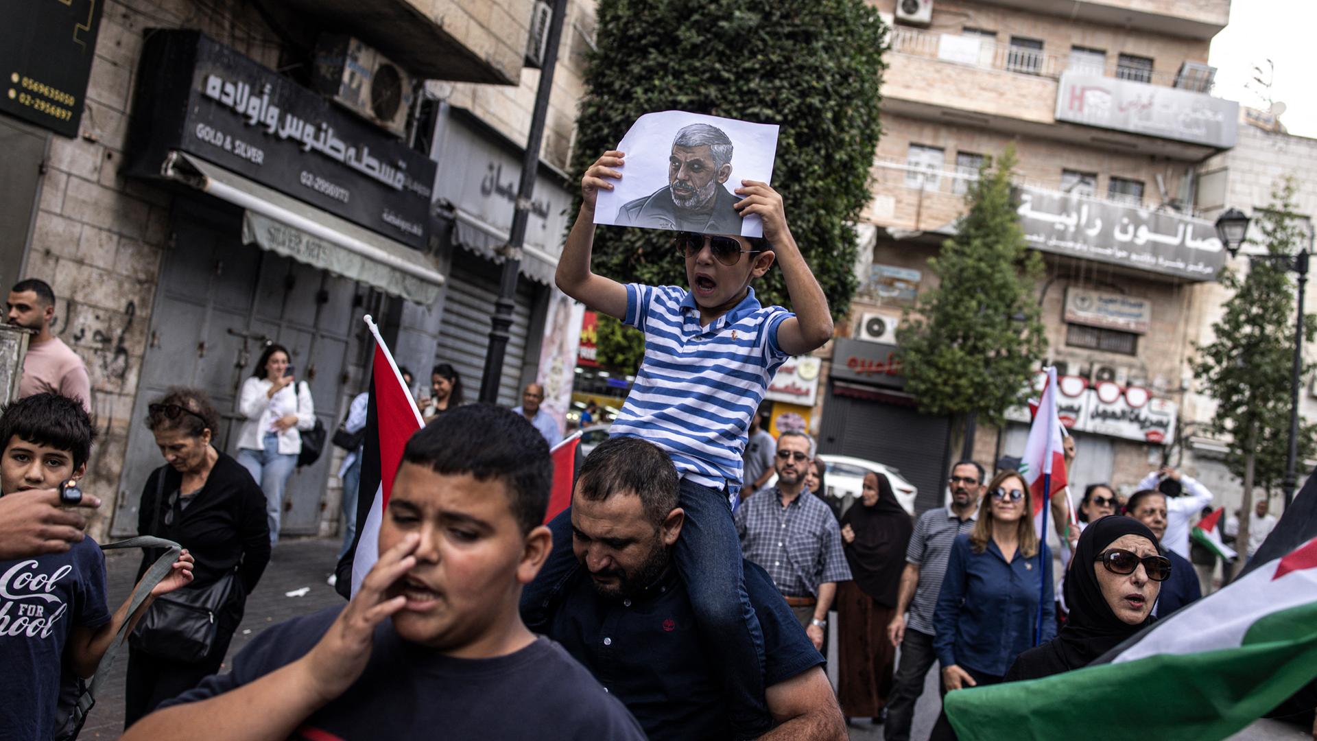 Ein palästinensischer Junge hält ein Foto des getöteten Hamas-Führers Yahya Sinwar in die Höhe