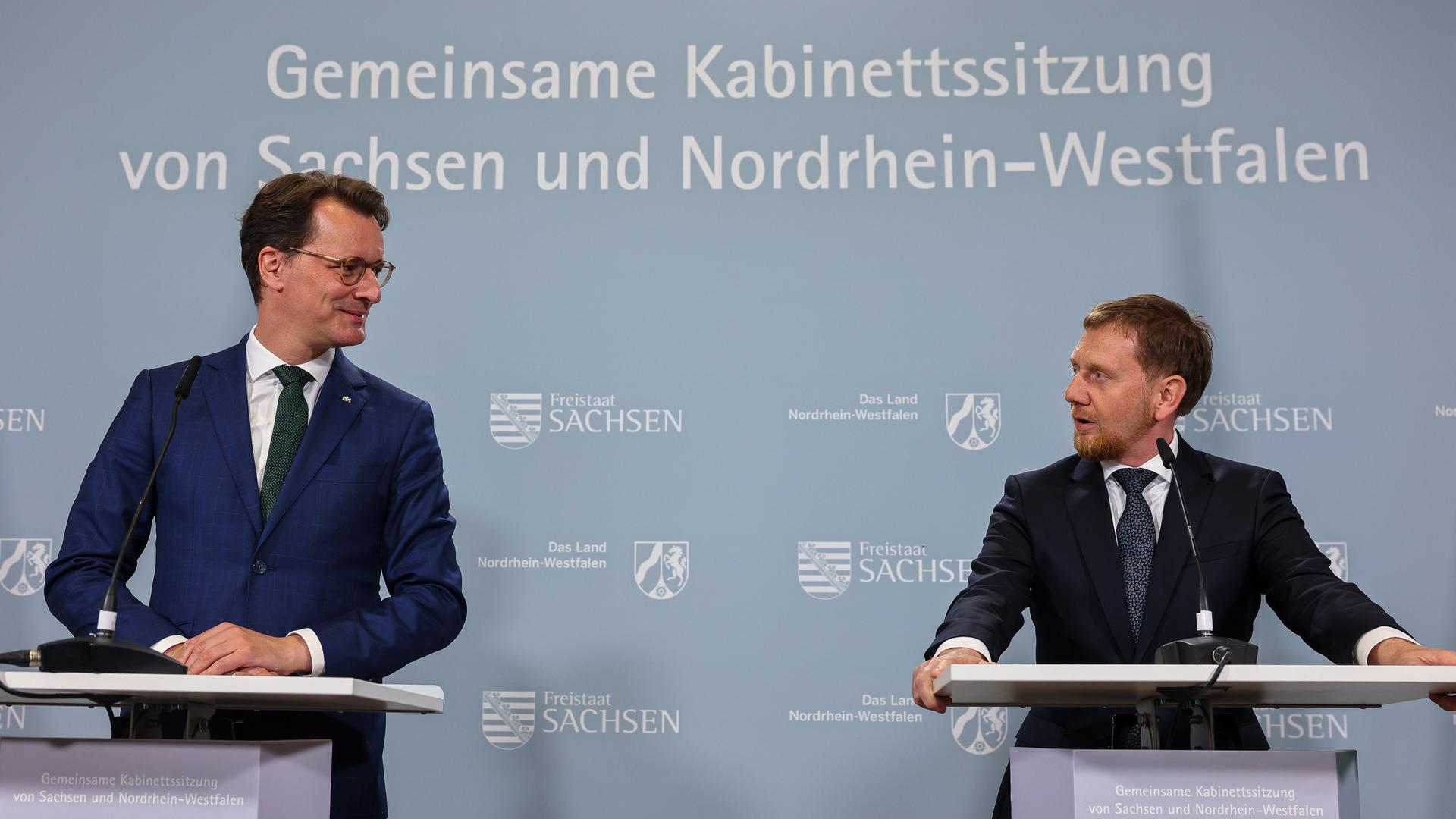 Michael Kretschmer (r), Ministerpräsident von Sachsen, und Hendrik Wüst, Ministerpräsident von Nordrhein-Westfalen, sprechen nach der gemeinsamen Kabinettssitzung der beiden Staatsregierungen in einer Pressekonferenz. Michael Kretschmer (r), Ministerpräsident von Sachsen, und Hendrik Wüst, Ministerpräsident von Nordrhein-Westfalen, sprechen nach der gemeinsamen Kabinettssitzung der beiden Staatsregierungen in einer Pressekonferenz.