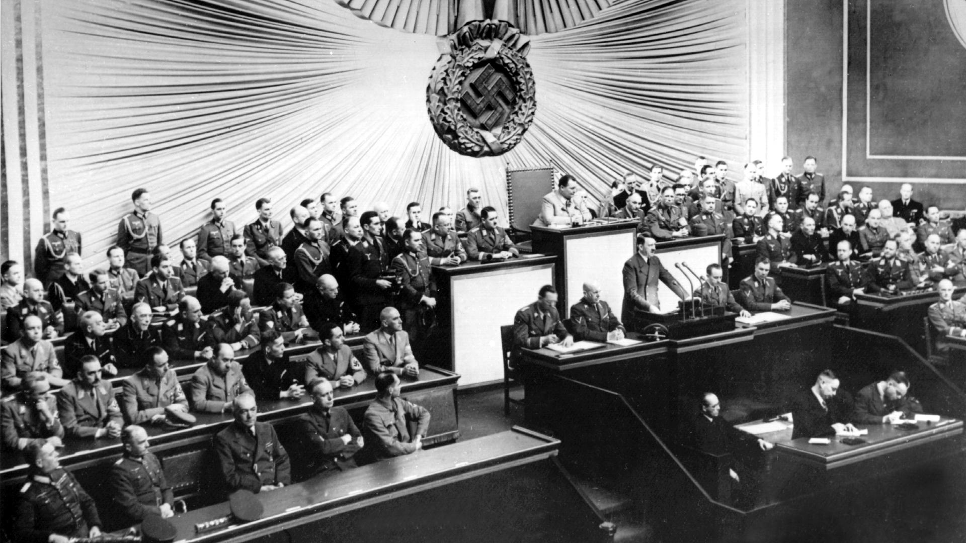 Ein Gegenstand ausländischer Berichterstattung: Diktator und Reichskanzler Adolf Hitler während seiner Rede vor dem Reichstag in Berlin am 1. September 1939 zum Angriff auf Polen. Ein Gegenstand ausländischer Berichterstattung: Diktator und Reichskanzler Adolf Hitler während seiner Rede vor dem Reichstag in Berlin am 1. September 1939 zum Angriff auf Polen.